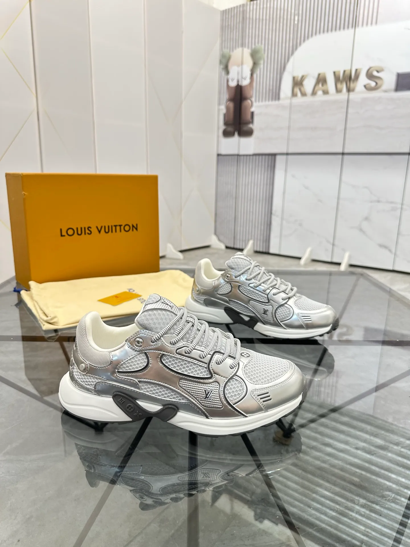 Men's shoes: 💰P660¥ Top quality Product trademark: LV* "Louis Vuitton*" low-top casual shoes Regular size: 35-44 (can be customized to 45.46) Couple style Product materials: Upper imported cowhide stitching original material, breathable lining, original outsole. Number: H218